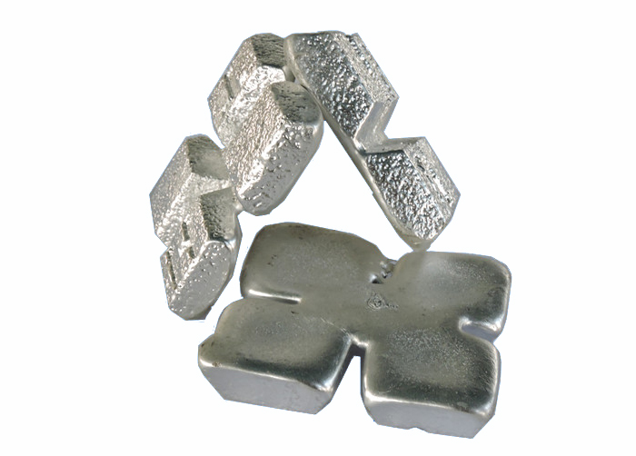 Adding refining agent is good for metal smelting